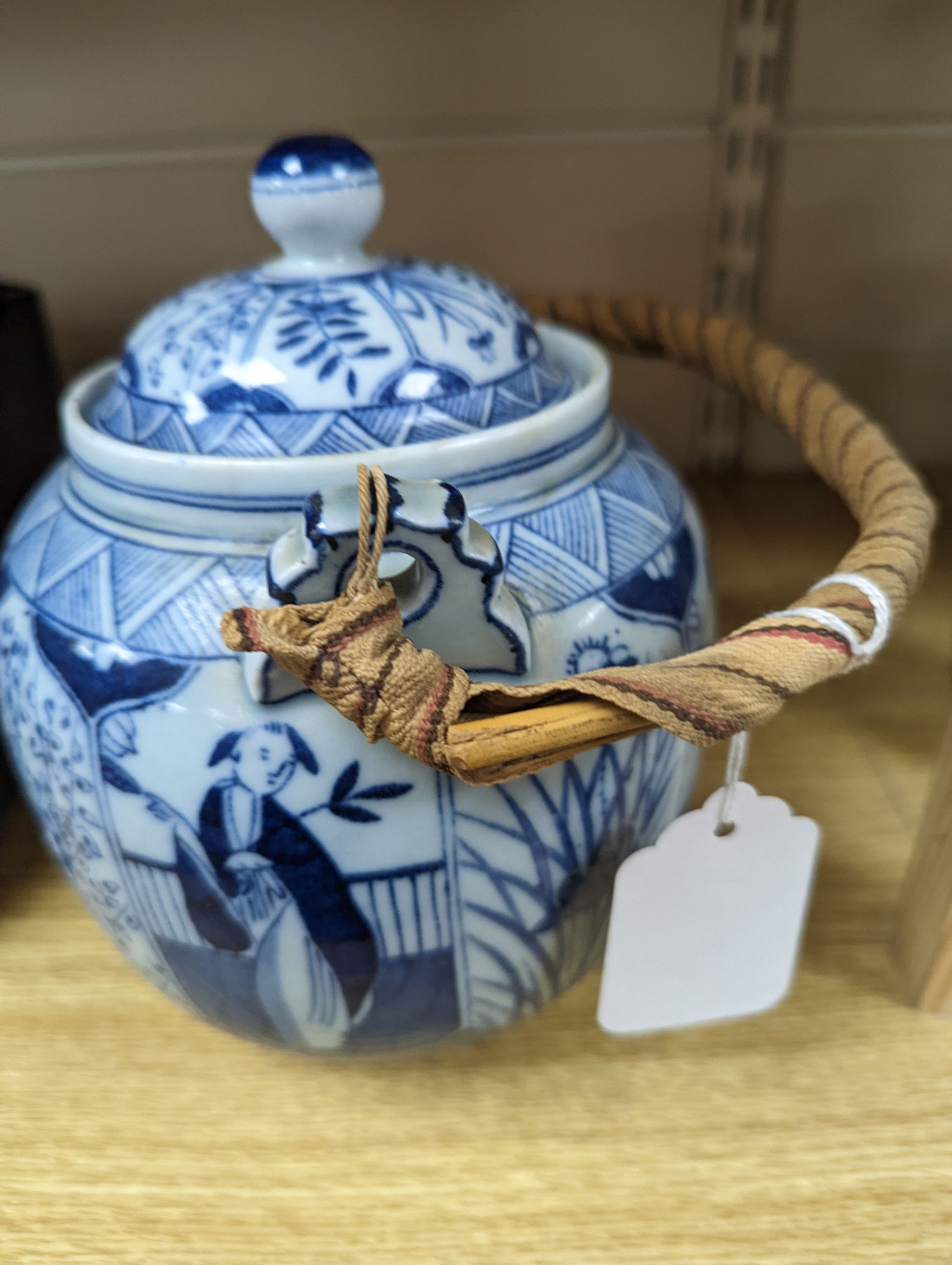 A Chinese blue and white small vase and teapot 19cm